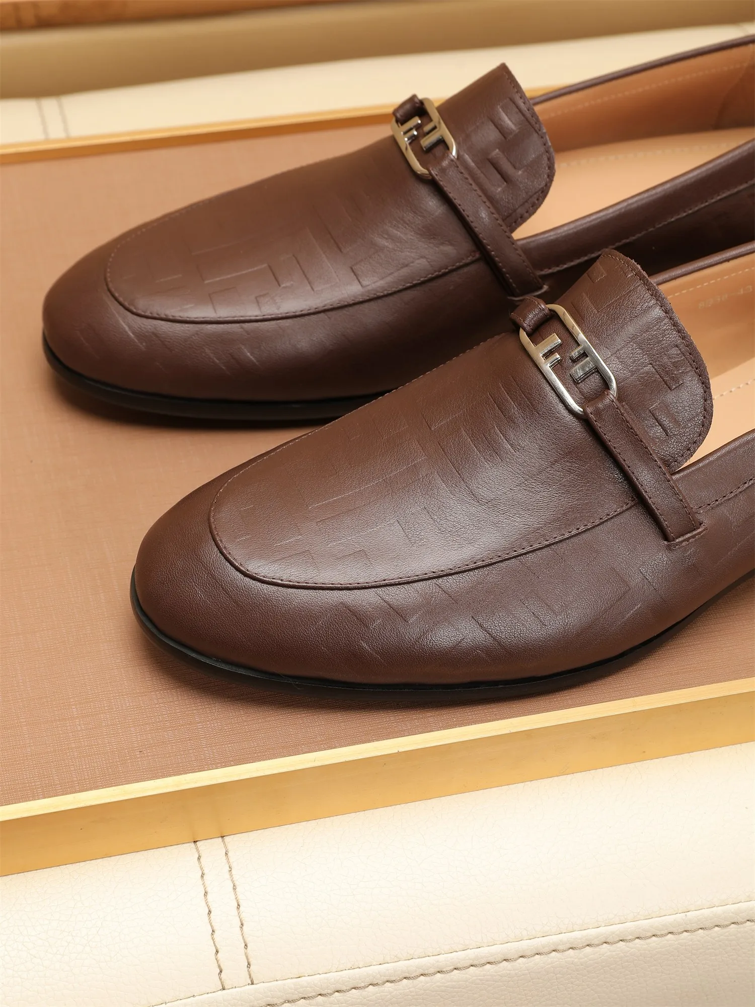 Men's shoes💰460 🕷🕷【FENDI】The latest men's formal leather shoes🇨🇳Classic series not to be missed💯The first layer is made of imported first-layer cowhide☘Original quality, the leather is smooth and delicate🎋Awesome version, perfect streamlined outline🍇Cowhide lining, size 38-44 (customized at 45.46)...